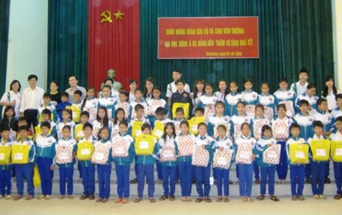 Tặng học sinh nghèo miền Trung 1.500 suất quà